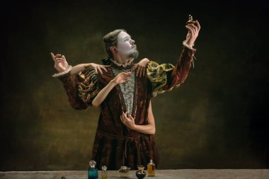 Johann Sebastian Bach gibi genç bir adam koyu yeşil arka planda. Retro biçimi, dönemin karşılaştırması.