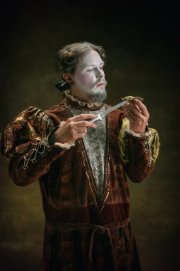 Johann Sebastian Bach gibi genç bir adam koyu yeşil arka planda. Retro biçimi, dönemin karşılaştırması.