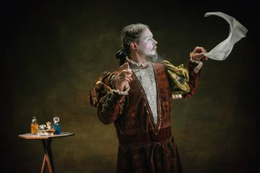 Johann Sebastian Bach gibi genç bir adam koyu yeşil arka planda. Retro biçimi, dönemin karşılaştırması.