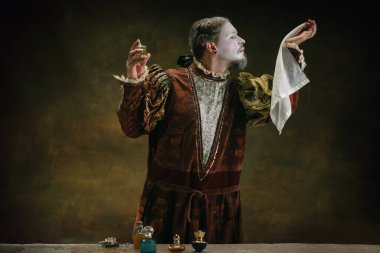 Johann Sebastian Bach gibi genç bir adam koyu yeşil arka planda. Retro biçimi, dönemin karşılaştırması.