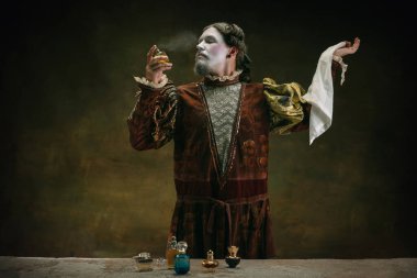 Johann Sebastian Bach gibi genç bir adam koyu yeşil arka planda. Retro biçimi, dönemin karşılaştırması.