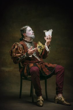 Johann Sebastian Bach gibi genç bir adam koyu yeşil arka planda. Retro biçimi, dönemin karşılaştırması.