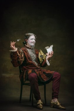 Johann Sebastian Bach gibi genç bir adam koyu yeşil arka planda. Retro biçimi, dönemin karşılaştırması.