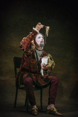 Johann Sebastian Bach gibi genç bir adam koyu yeşil arka planda. Retro biçimi, dönemin karşılaştırması.