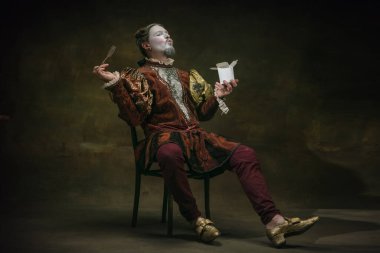 Johann Sebastian Bach gibi genç bir adam koyu yeşil arka planda. Retro biçimi, dönemin karşılaştırması.