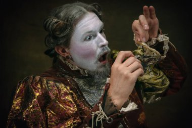 Johann Sebastian Bach gibi genç bir adam koyu yeşil arka planda. Retro biçimi, dönemin karşılaştırması.