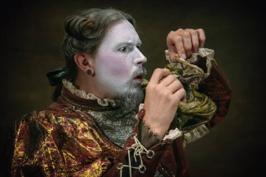 Johann Sebastian Bach gibi genç bir adam koyu yeşil arka planda. Retro biçimi, dönemin karşılaştırması.