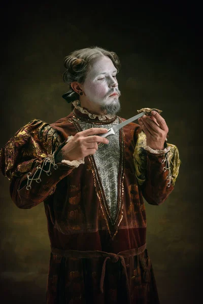 Johann Sebastian Bach gibi genç bir adam koyu yeşil arka planda. Retro biçimi, dönemin karşılaştırması.