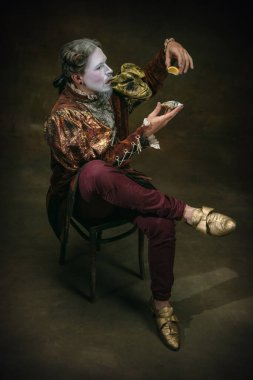 Johann Sebastian Bach gibi genç bir adam koyu yeşil arka planda. Retro biçimi, dönemin karşılaştırması.