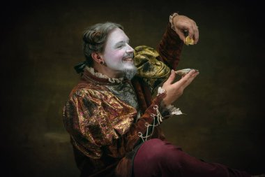 Johann Sebastian Bach gibi genç bir adam koyu yeşil arka planda. Retro biçimi, dönemin karşılaştırması.