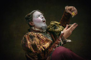 Johann Sebastian Bach gibi genç bir adam koyu yeşil arka planda. Retro biçimi, dönemin karşılaştırması.