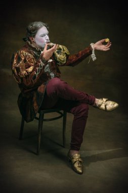 Johann Sebastian Bach gibi genç bir adam koyu yeşil arka planda. Retro biçimi, dönemin karşılaştırması.