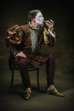 Johann Sebastian Bach gibi genç bir adam koyu yeşil arka planda. Retro biçimi, dönemin karşılaştırması.