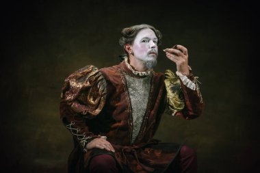 Johann Sebastian Bach gibi genç bir adam koyu yeşil arka planda. Retro biçimi, dönemin karşılaştırması.