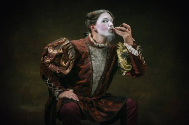 Johann Sebastian Bach gibi genç bir adam koyu yeşil arka planda. Retro biçimi, dönemin karşılaştırması.