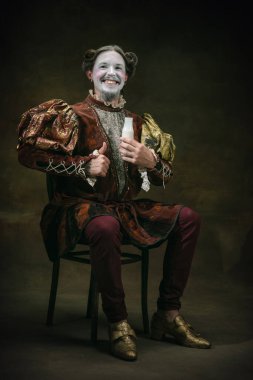 Johann Sebastian Bach gibi genç bir adam koyu yeşil arka planda. Retro biçimi, dönemin karşılaştırması.