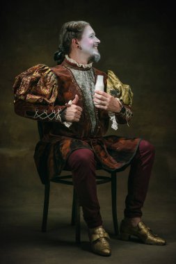 Johann Sebastian Bach gibi genç bir adam koyu yeşil arka planda. Retro biçimi, dönemin karşılaştırması.