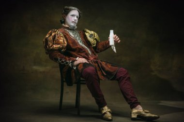 Johann Sebastian Bach gibi genç bir adam koyu yeşil arka planda. Retro biçimi, dönemin karşılaştırması.