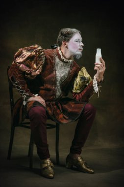 Johann Sebastian Bach gibi genç bir adam koyu yeşil arka planda. Retro biçimi, dönemin karşılaştırması.