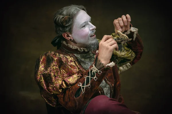 Johann Sebastian Bach gibi genç bir adam koyu yeşil arka planda. Retro biçimi, dönemin karşılaştırması.