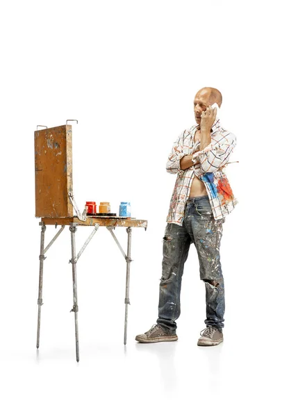 Umělec, malíř v práci izolované na bílém pozadí studia — Stock fotografie