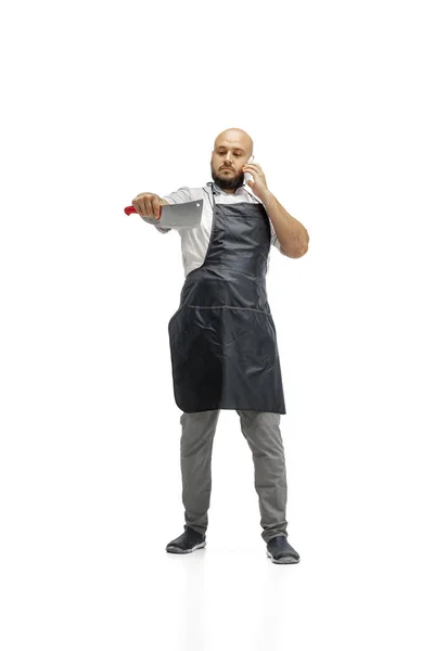 Retrato de un cocinero varón, carnicero aislado sobre un fondo blanco de estudio — Foto de Stock