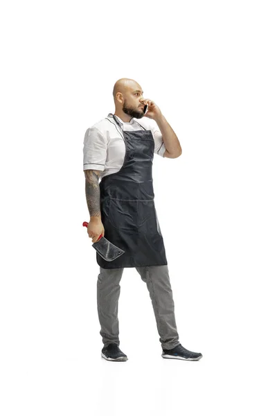 Portret van een mannelijke kok kok, slager geïsoleerd op een witte studio achtergrond — Stockfoto