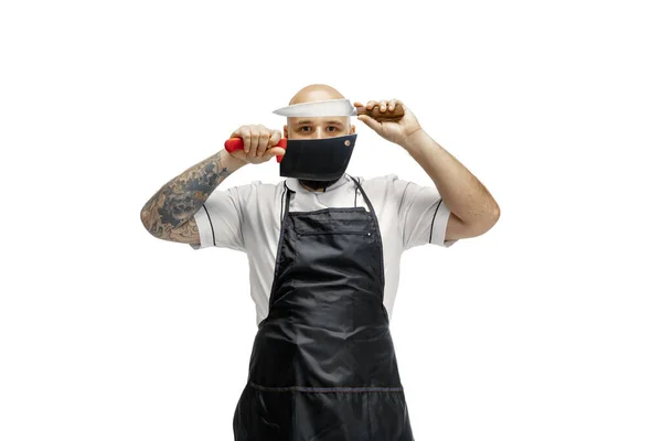 Retrato de um cozinheiro chef masculino, açougueiro isolado em um fundo estúdio branco — Fotografia de Stock