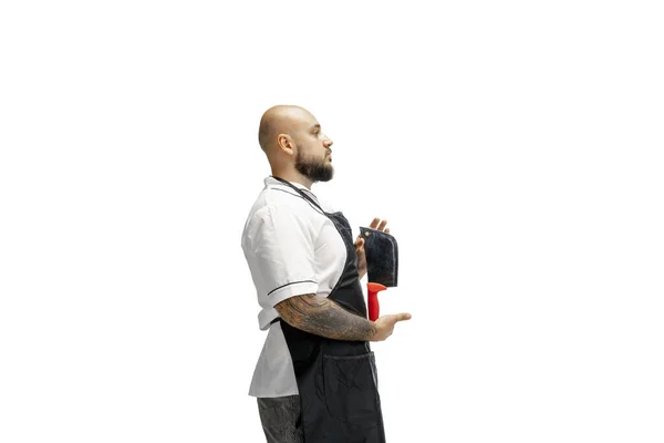 Retrato de un cocinero varón, carnicero aislado sobre un fondo blanco de estudio — Foto de Stock