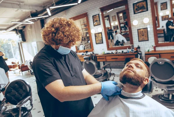 Mann lässt sich während Coronavirus-Pandemie beim Friseur die Haare schneiden — Stockfoto