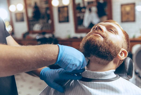Mann lässt sich während Coronavirus-Pandemie beim Friseur die Haare schneiden — Stockfoto