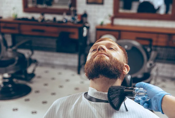 Man klipper sig i frisersalongen bär mask under coronavirus pandemi — Stockfoto