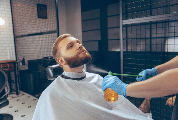 Man die geknipt wordt in de kapperszaak met masker tijdens een coronavirus pandemie — Stockfoto