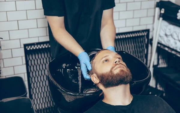 Mann lässt sich während Coronavirus-Pandemie beim Friseur die Haare schneiden — Stockfoto