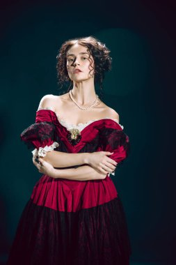 Koyu mavi arka planda Anna Karenina gibi genç bir kadın. Retro biçimi, dönemin karşılaştırması.