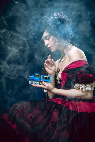 Молодая женщина как Анна Каренина на темно-синем фоне. Ретро стиль, сравнение эпох концепции. — стоковое фото