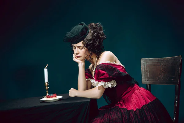 Giovane donna come Anna Karenina su sfondo blu scuro. Stile retrò, confronto del concetto di epoche. — Foto Stock