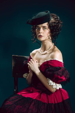 Koyu mavi arka planda Anna Karenina gibi genç bir kadın. Retro biçimi, dönemin karşılaştırması.