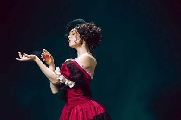 Mujer joven como Anna Karenina sobre fondo azul oscuro. Estilo retro, comparación de conceptos de eras. — Foto de Stock