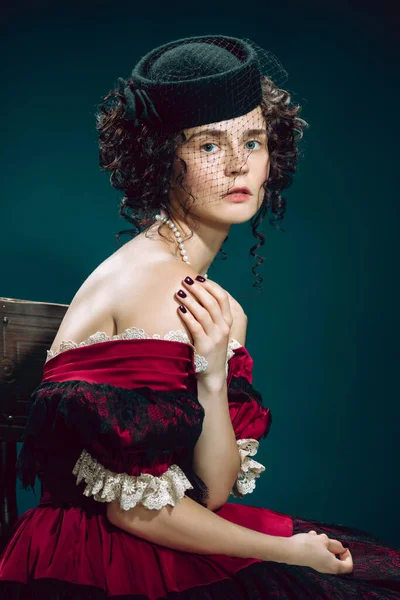 Jovem como Anna Karenina em fundo azul escuro. Estilo retro, comparação do conceito eras. — Fotografia de Stock