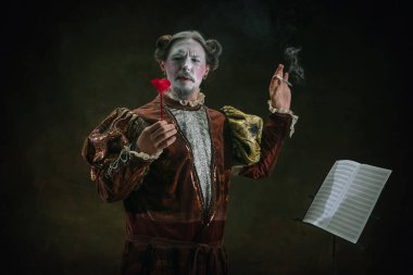 Johann Sebastian Bach gibi genç bir adam koyu yeşil arka planda. Retro biçimi, dönemin karşılaştırması.