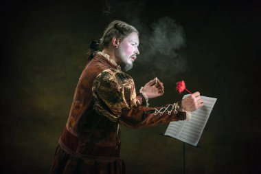 Johann Sebastian Bach gibi genç bir adam koyu yeşil arka planda. Retro biçimi, dönemin karşılaştırması.