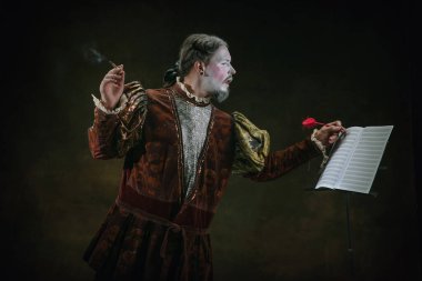 Johann Sebastian Bach gibi genç bir adam koyu yeşil arka planda. Retro biçimi, dönemin karşılaştırması.