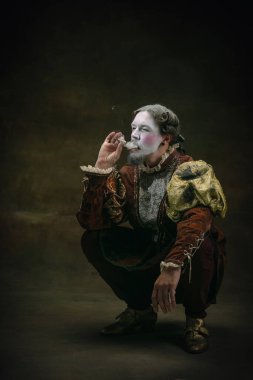 Johann Sebastian Bach gibi genç bir adam koyu yeşil arka planda. Retro biçimi, dönemin karşılaştırması.