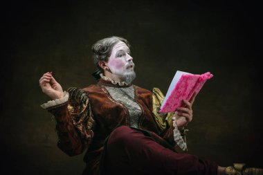 Johann Sebastian Bach gibi genç bir adam koyu yeşil arka planda. Retro biçimi, dönemin karşılaştırması.