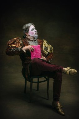 Johann Sebastian Bach gibi genç bir adam koyu yeşil arka planda. Retro biçimi, dönemin karşılaştırması.