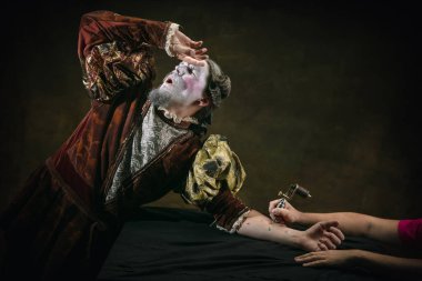 Johann Sebastian Bach gibi genç bir adam koyu yeşil arka planda. Retro biçimi, dönemin karşılaştırması.