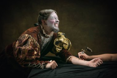 Johann Sebastian Bach gibi genç bir adam koyu yeşil arka planda. Retro biçimi, dönemin karşılaştırması.