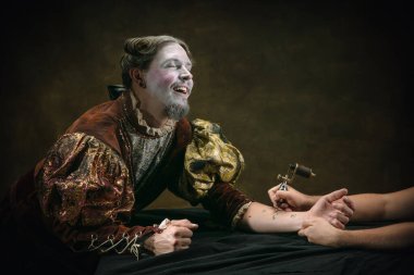 Johann Sebastian Bach gibi genç bir adam koyu yeşil arka planda. Retro biçimi, dönemin karşılaştırması.