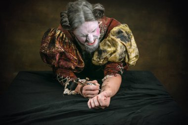 Johann Sebastian Bach gibi genç bir adam koyu yeşil arka planda. Retro biçimi, dönemin karşılaştırması.